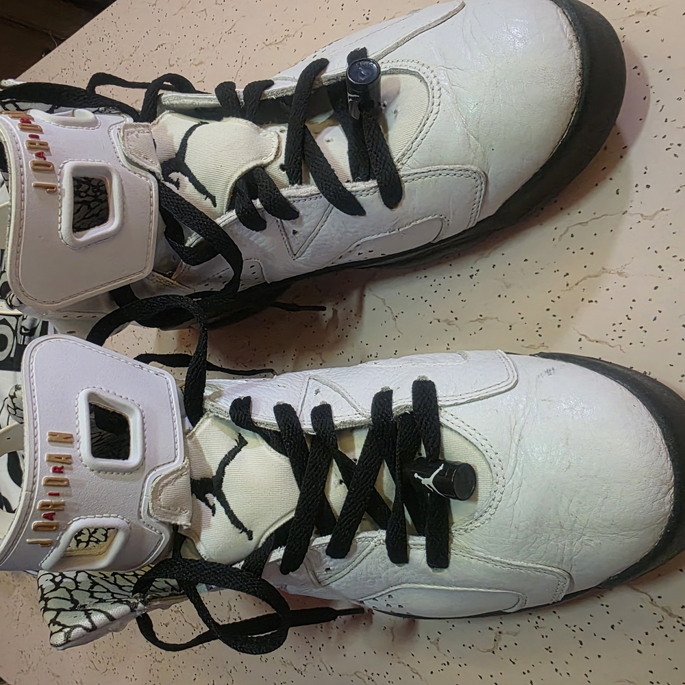 Mens Size 9.5 White and Black Sneakers